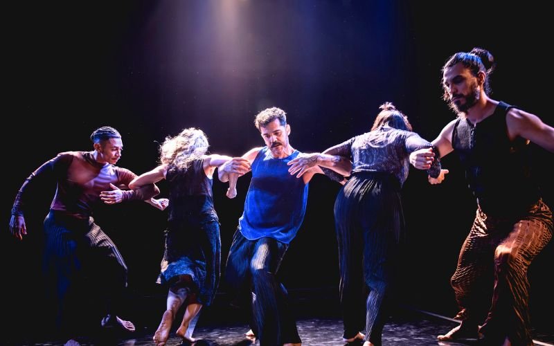 Esther Weitzman Companhia de Dança reúne intérpretes na faixa dos 40 anos, no Teatro Carlos Gomes