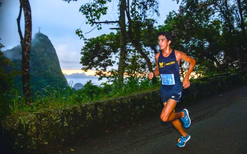 Meia Maratona do Cristo reúne corredores em percurso único pela Floresta da Tijuca
