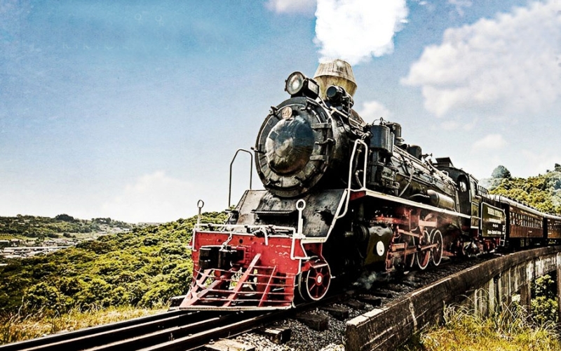 Miguel Pereira inaugura trem Maria Fumaça, trecho tem 9km com tripulantes vestindo roupas de época