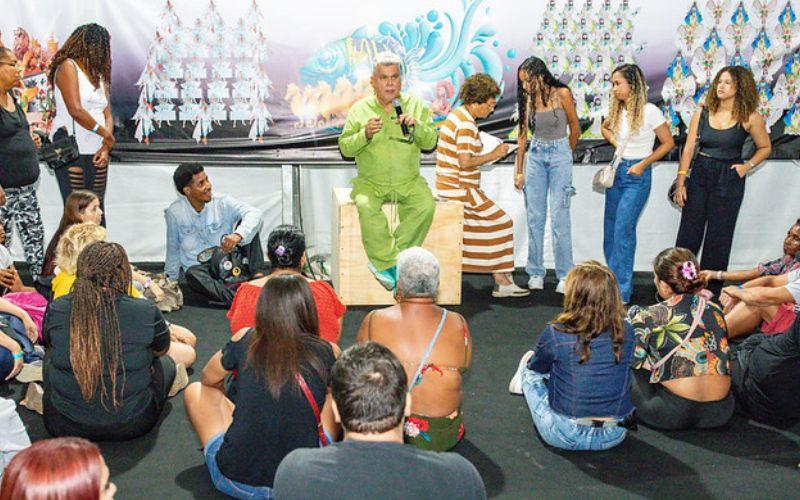 Milton Cunha comanda ensaios do Natal Brasilidade com desfile iluminado e 600 participantes