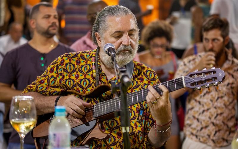 Moacyr Luz recebe Medalha Tiradentes durante o Samba do Trabalhador