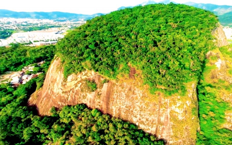 Pedra da Panela, monólito com bioma de Mata Atlântica intacta em Jacarepaguá