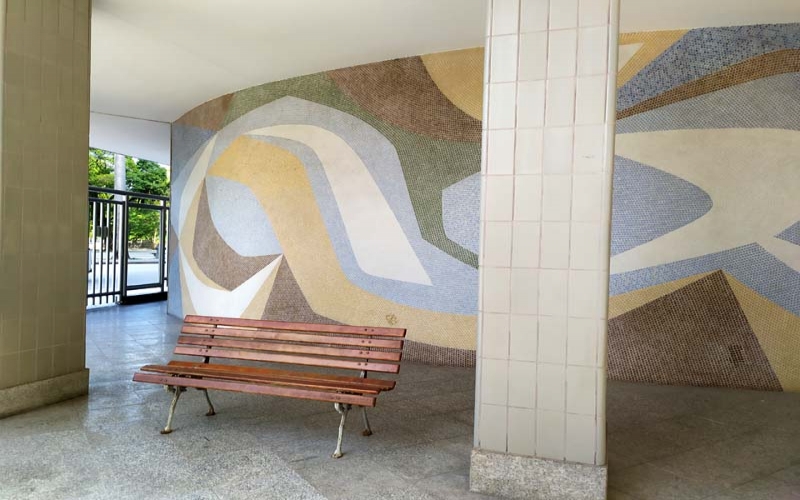 Mosaico de Paulo Werneck no edifício Guarabira no Flamengo, uma obra de arte ao ar livre