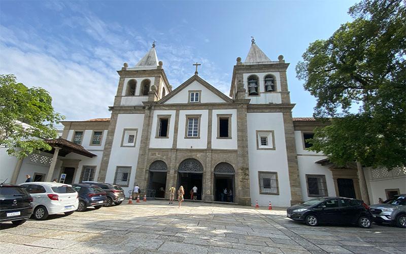 Missa com Canto Gregoriano, aos domingos, no Mosteiro de São Bento