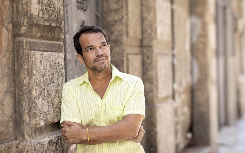 Lançamento do livro "O último dia da infância", de Marcelo Moutinho, com roda de samba no Alfa Bar