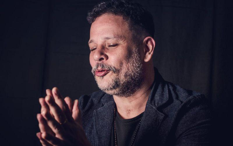 Moyseis Marques canta Chico Buarque no Vinícius Show