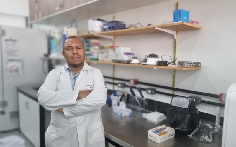 Cientista da UFRJ, Mychael Lourenço, recebe distinção internacional de neurociência