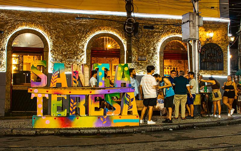 Natal Luz ilumina bares, prédios históricos e estações de bonde de Santa Teresa