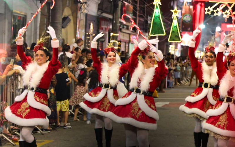 Abertura do Natal Mágico em São João da Barra: cortejo, luzes e chegada de Papai Noel