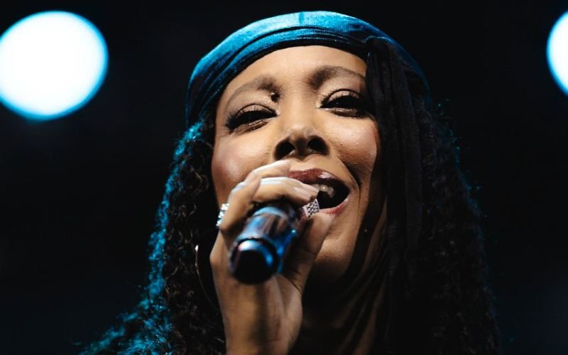 Negra Li apresenta “O Silêncio Que Grita” no Teatro Sesc Ginástico