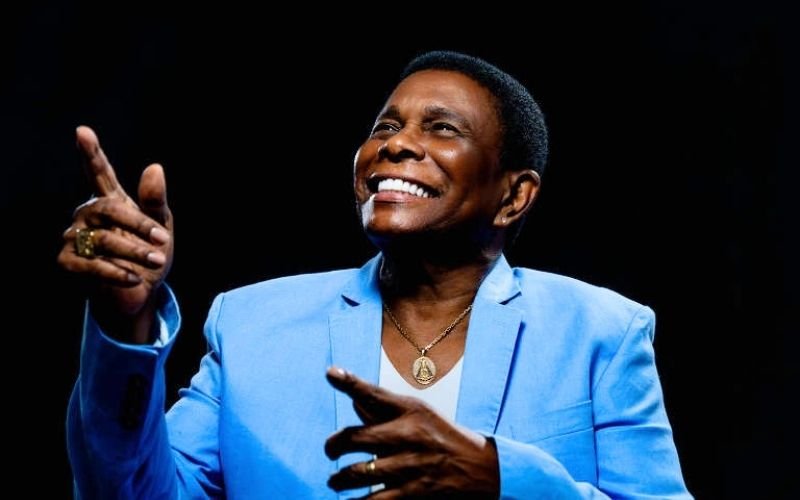 Neguinho da Beija-Flor canta sua história no Teatro Rival Petrobras