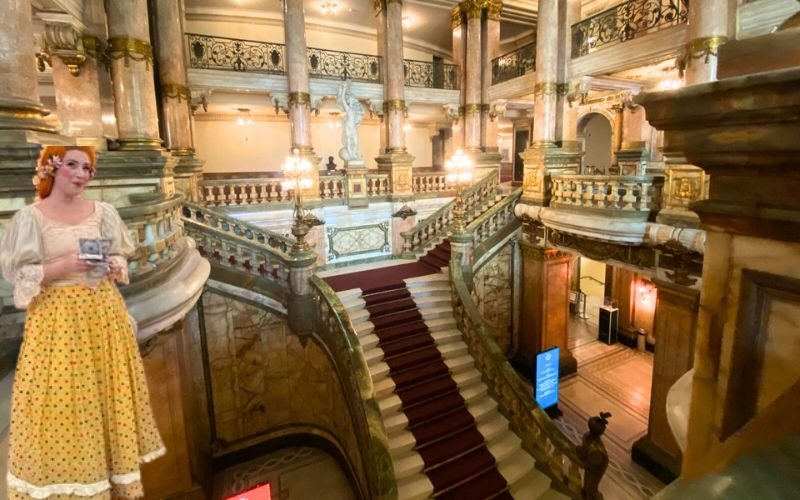 Ópera do Meio-Dia apresenta “O Elixir do Amor” na escadaria do Theatro Municipal