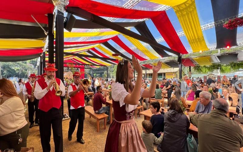 Tradição e cerveja artesanal marcam a Oktoberfest em Itaipava
