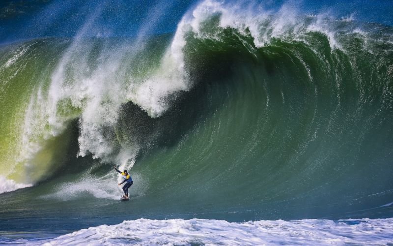 Itacoatiara Big Wave reúne elite do surfe de ondas grandes em Niterói
