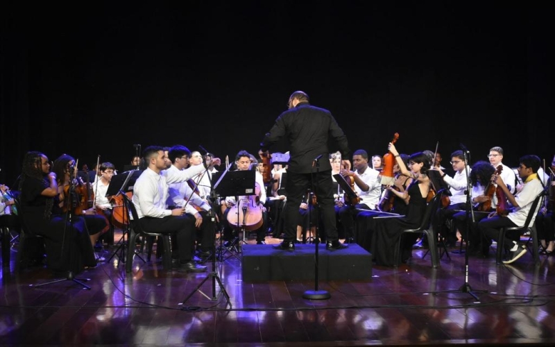 “Cantos de Natal” com Orquestra Aprendiz Experimental e três corais no Theatro Municipal de Niterói