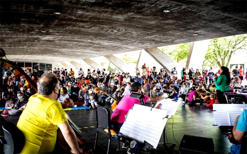 Grupo de Câmara da Orquestra Petrobras Sinfônica toca Chiquinha Gonzaga nos pilotis do MAM