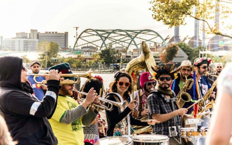 Honk Rio: Os Siderais e The K-Brass Band