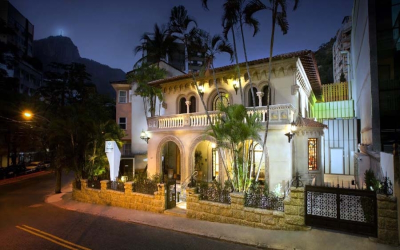 Palacete Tavares, construção de 1936 inspirada na Idade Média, resiste na Fonte da Saudade