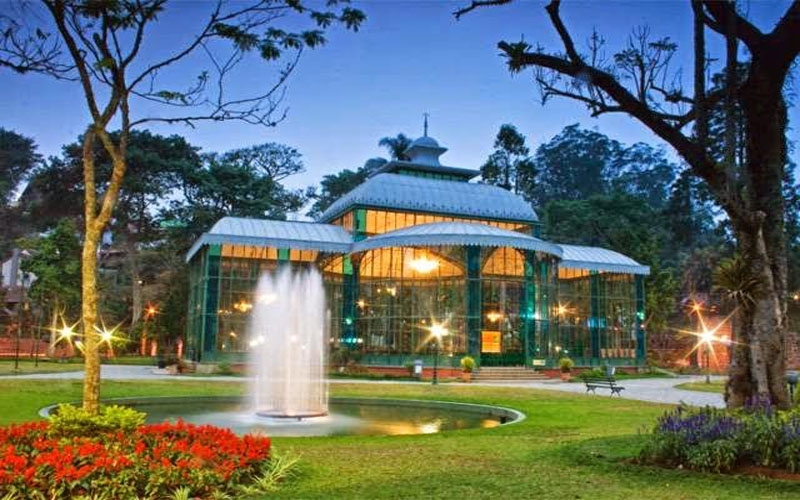 Exposição de flores e cerâmicas no Palácio de Cristal, em Petrópolis