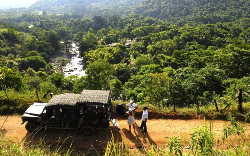 Passeio de Jeep 4×4 em Paraty inclui Parque Nacional, cachoeiras e alambique