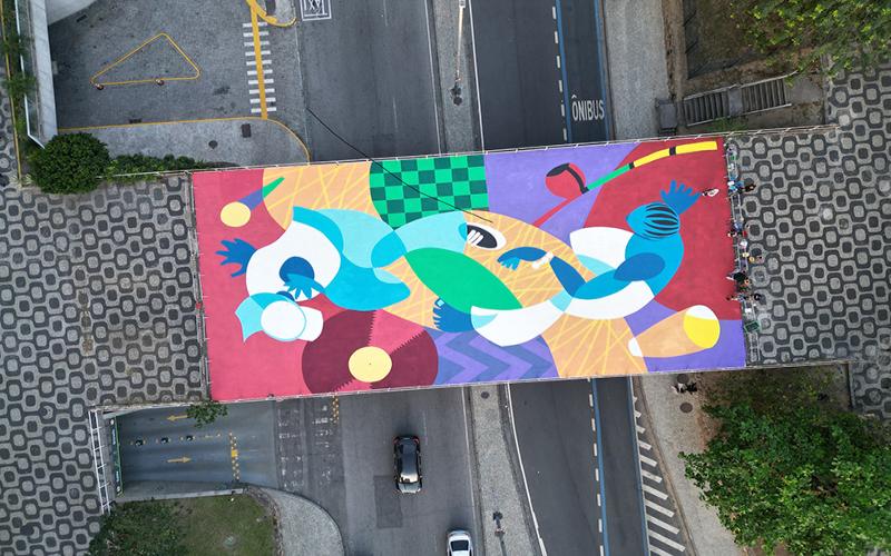 Artista plástico Wilbor pinta painel sobre passarela da Av. Chile