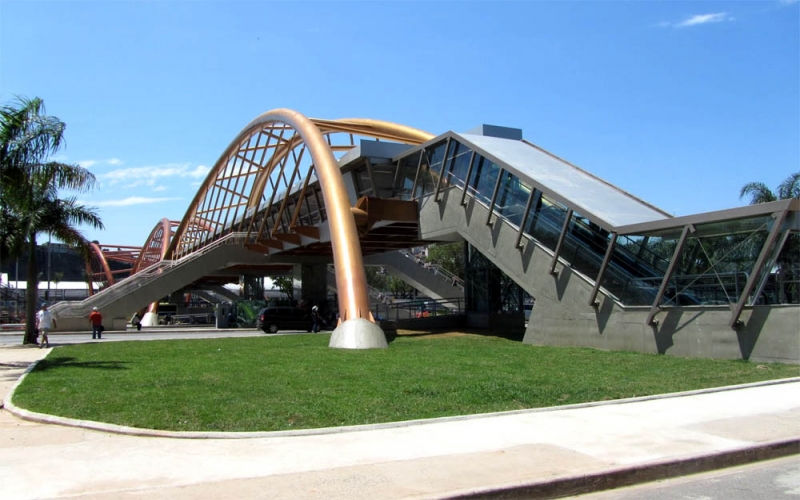 Cidade Nova tem uma das passarelas mais bonitas do Metrô, projeto do escritório Burle Marx