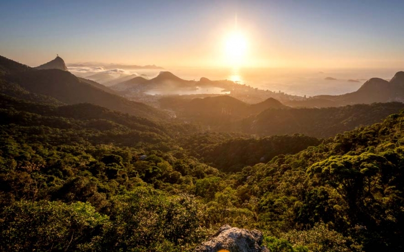 Pedra da Proa, a 633 metros de altitude, trilha fácil na Floresta da Tijuca