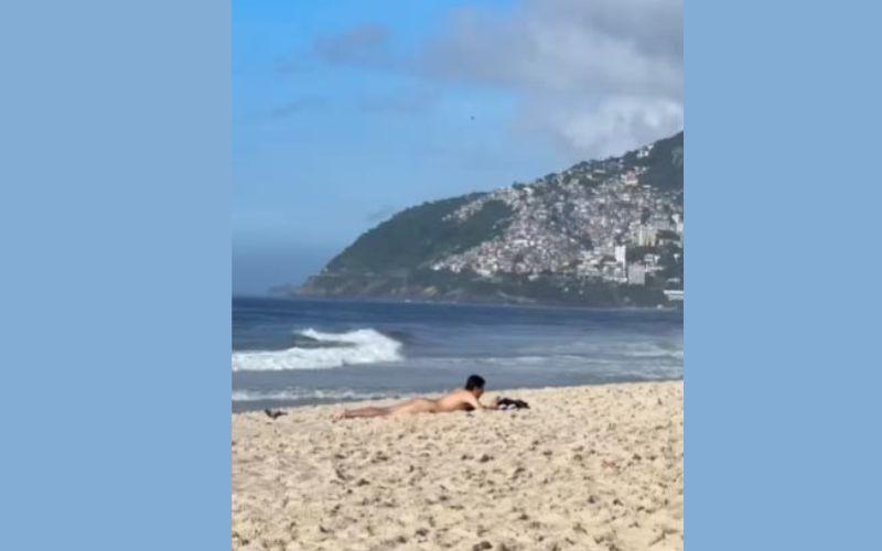 Homem é flagrado pegando sol pelado na Praia de Ipanema