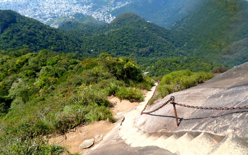 Pico da Tijuca tem escadaria esculpida na rocha e vista de 360º do Rio