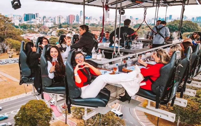 Dinner in the Sky: gastronomia e harmonização de cervejas a 50 metros de altura