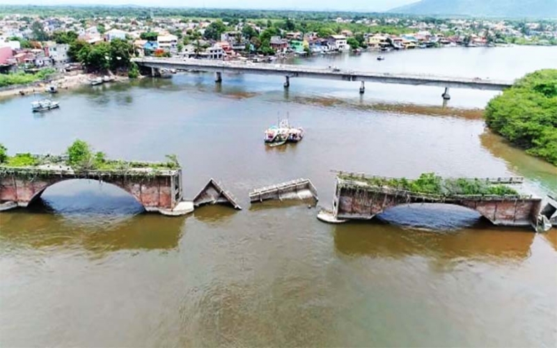 Ponte Caída, cartão postal de Barra de São João, distrito de Casemiro de Abreu