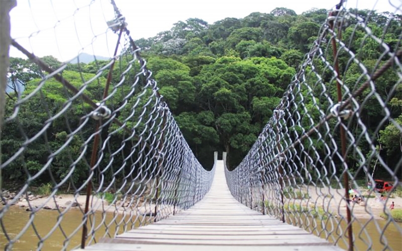Ponte de Arame sobre o Rio Macaé, em Casemiro de Abreu, foi construída nos anos 70