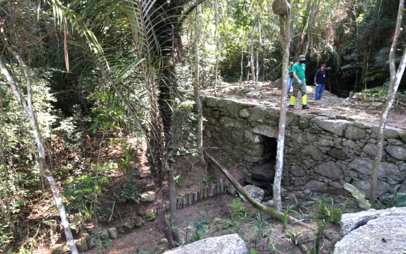 Ponte de Pedra de 180 anos é descoberta em Parque Municipal de Niterói