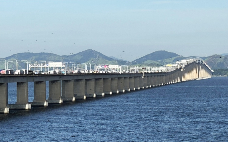 Homem invade Ponte Rio-Niterói e causa interdição nos dois sentidos