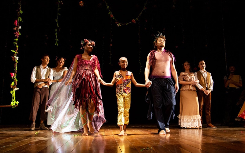 Por trás do Sonho com alunos da Escola de Teatro Solar Meninos de Luz