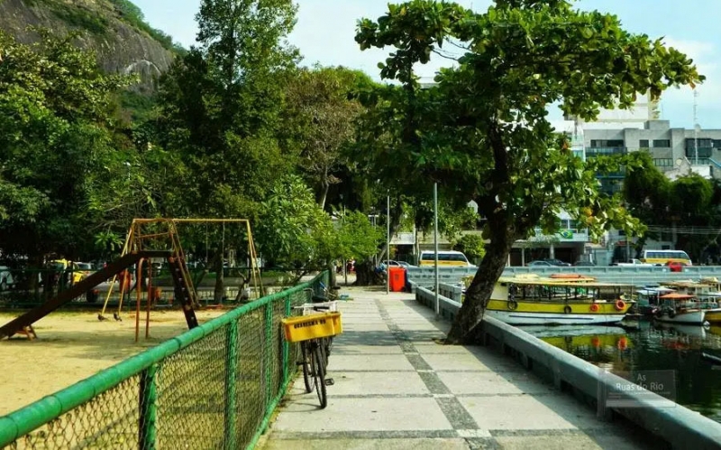 Praça Cacilda Becker, mais conhecida como Quadrado da Urca, é pura história