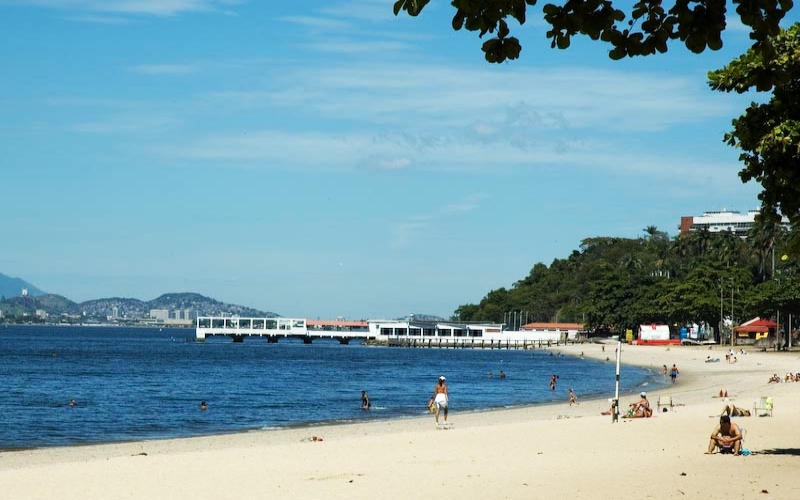 Praia da Bica, na Ilha do Governador, está própria para o banho, diz INEA
