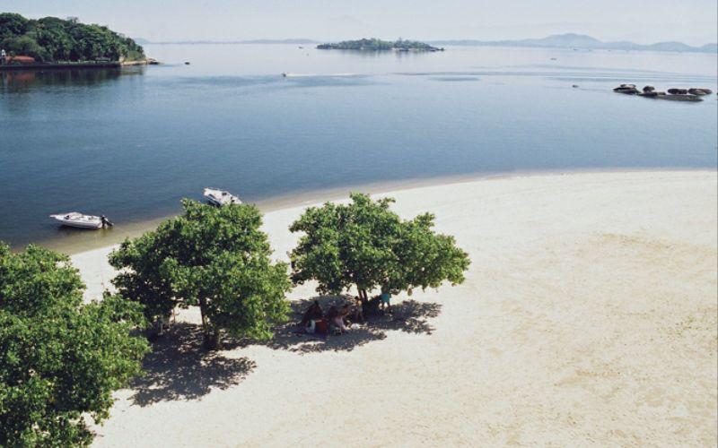 Quatro praias de Paquetá estão próprias para banho, diz INEA
