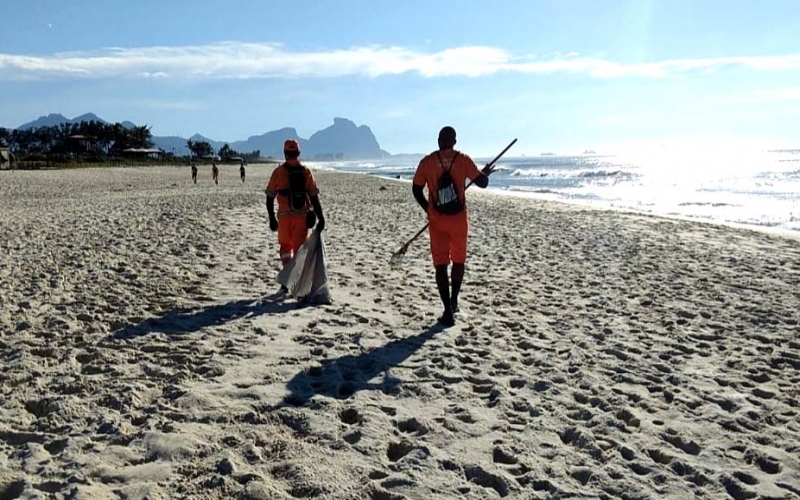 Praia da Reserva ganha Bandeira Azul pela segunda vez, garis responsáveis pela limpeza comemoram