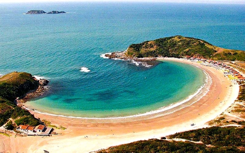 Praia das Conchas, a pedida de Cabo Frio, melhor época para curtir é em baixa temporada