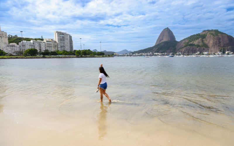 Praia de Botafogo está própria para banho, aponta INEA