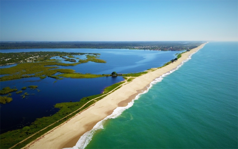 Praia de Carapebus tem 12km com lagos, restingas e santuário ecológico