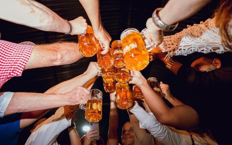 Prost: Friburgo celebra tradições germânicas com cultura, música e cerveja artesanal