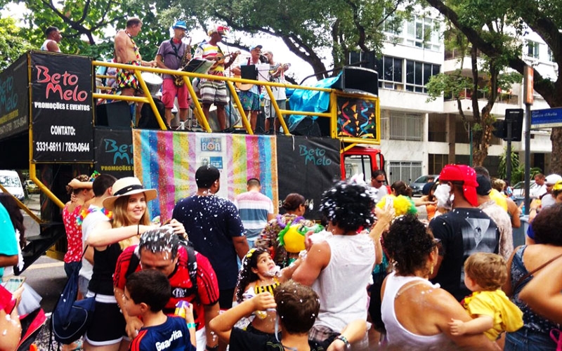 Bloco Que caquinha é essa? abre o carnaval do Que Merda é Essa? em Ipanema