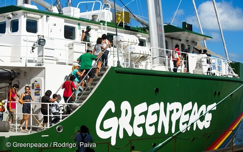 Barco Rainbow do Greenpeace no Píer Mauá