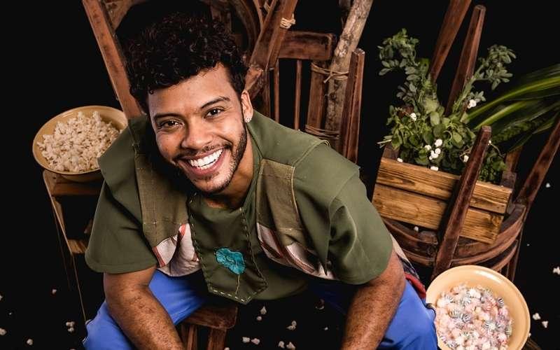 Raízes de Mim – Monólogo de Felipe Silcler tem circulação gratuita pelo Rio