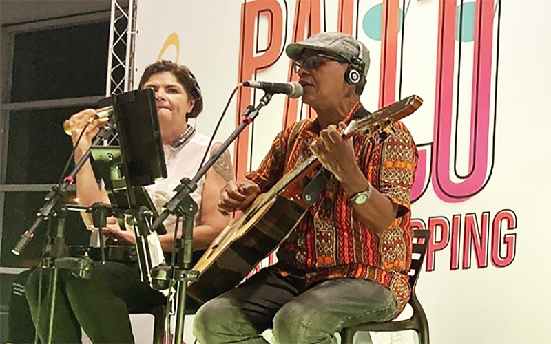 Reizilan Cartola Neto, neto de Cartola, canta sucessos do samba no Caxias Shopping