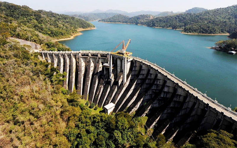 Represa de Ribeirão das Lajes é cercada de matas, cachoeiras e rica biodiversidade