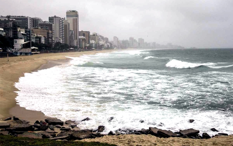 Marinha faz aviso de ressaca e pede para não entrar no mar até quarta