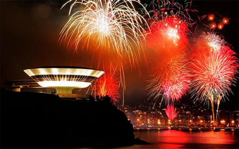 Niterói comemora a virada do ano com shows e queima de fogos em diversos bairros